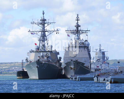 USS Philippine Sea und die USS Donald Cook festgemacht zusammen an ihrer Majestäten Naval Base Portsmouth, England Stockfoto