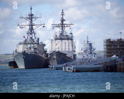 USS Philippine Sea und die USS Donald Cook festgemacht zusammen an ihrer Majestäten Naval Base Portsmouth, England Stockfoto