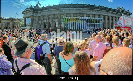 Edinburgh Festival Fringe Straßenkünstlern Menge von Zuschauern Scottish National Gallery of Scotland das Hügel-Quadrat Stockfoto