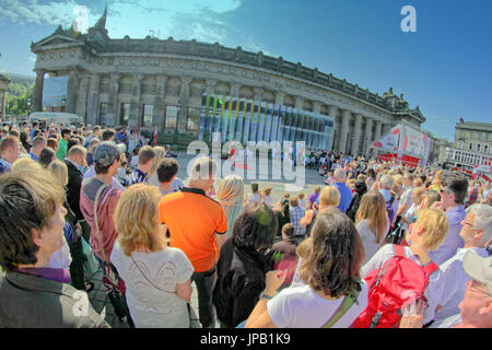 Edinburgh Festival Fringe Straßenkünstlern Menge von Zuschauern Scottish National Gallery of Scotland das Hügel-Quadrat Stockfoto