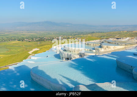 Die bezaubernden Pools von Pamukkale in der Türkei. Pamukkale enthält heißen Quellen und Travertin, Terrassen der Karbonat-Mineralien-links durch das fließende Wasser. Stockfoto