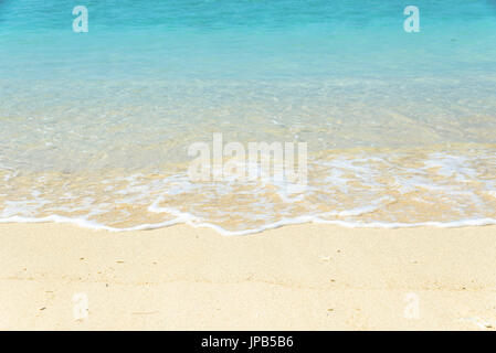 kristallklare türkisfarbene Wasserwelle, Strand von Gili Meno, Lombok, Indonesien Stockfoto