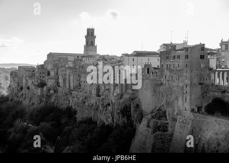 Blick auf die mittelalterliche und schöne Stadt von Pitigliano in der Toskana, Italien, in der Nähe der Stadt Grosseto. Stockfoto