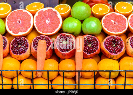 Früchte auf einer Straße Lebensmittelmarkt in Istanbu, Türkei Stockfoto