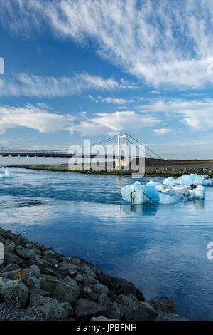 Brücke über Eisberge auf Gletscherfluss führt zum Ozean, Gletscherlagune Jökulsárlón, Vatnajökull Gletscher, Vatnajökull-Nationalpark, Island Stockfoto