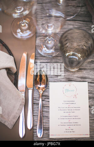 Gedeckter Tisch mit Menü-Karte bei einer Hochzeit, Dekoration Stockfoto