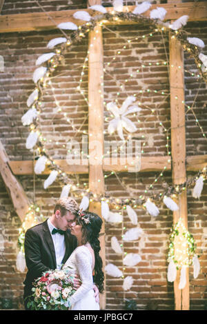 Braut und Bräutigam bei indischen Hochzeit in Scheune Stockfoto