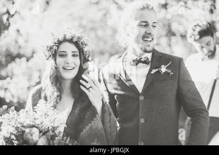 Braut und Bräutigam auf alternative Hochzeit, Porträt Stockfoto