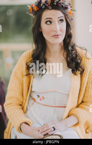 Alternative Hochzeit, Braut mit Blumenkranz, anzeigen nachdenklich, beiseite Stockfoto