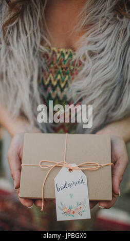 Alternative Hochzeit, Frau Hände vorhanden, mittlere Nahaufnahme, detail Stockfoto