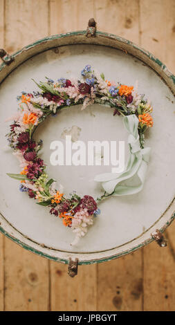 Alternative Hochzeit, Blumenkranz der Braut Stockfoto