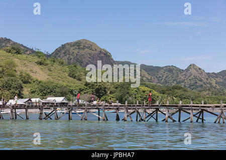 Kinder auf der Promenade von Kampung Rinca, Indonesien, Komodo, UNESCO, Weltkulturerbe Stockfoto