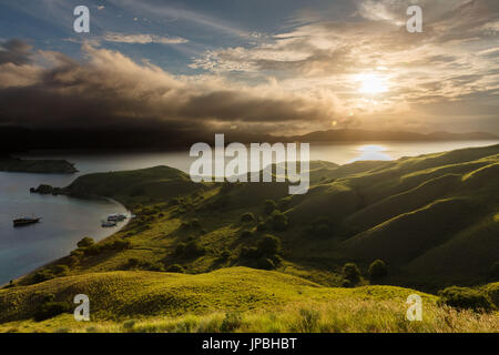 Blick auf den Sonnenuntergang auf Gili Lawadarat, Komodo, Island, UNESCO, Weltkulturerbe Stockfoto