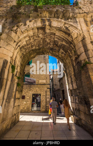 Split, Kroatien - 2. Juni 2017: Schmale Straße in Gasse am Diokletian Palast in der Altstadt von Split-Dalmatien Stockfoto