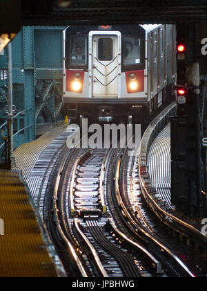 #7 Zug, Astoria mit Grand Central Station zu verbinden, nähert sich die u-Bahnstation Stockfoto