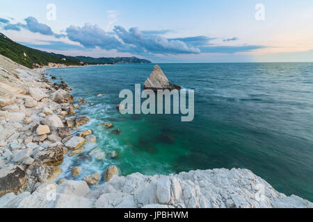 White Cliffs Frame das türkisfarbene Meer bei Sonnenaufgang La Vela Strand Cadiz Provinz Ancona Riviera del Conero Marche Italien Europa Stockfoto