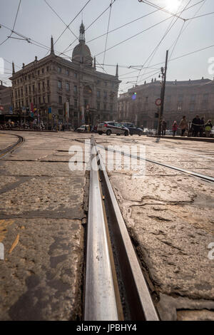 Die Schienen der alten Straßenbahn in den Straßen der historischen Stadt Zentrum Mailand Lombardei Italien Europa Stockfoto