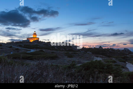 Licht der Dämmerung auf dem Leuchtturm, umgeben von Felsen Capo Testa Santa Teresa di Gallura Province von Sassari-Sardinien-Italien-Europa Stockfoto