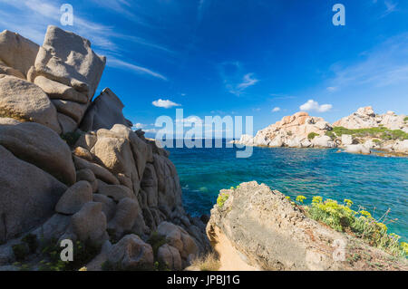 Die ungewöhnlichen Formen der Felsen umrahmen das türkisfarbene Meer Capo Testa Santa Teresa di Gallura Sassari Province Sardinien Italien Europa Stockfoto