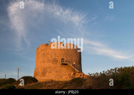 Blick auf den mittelalterlichen Longosardo Tower am Sonnenuntergang Santa Teresa di Gallura Province von Sassari-Sardinien-Italien-Europa Stockfoto