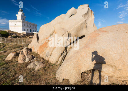 Eine Silhouette spiegelt sich auf Felsen neben Leuchtturm Capo Testa Santa Teresa di Gallura Sassari Province Sardinien Italien Europa Stockfoto