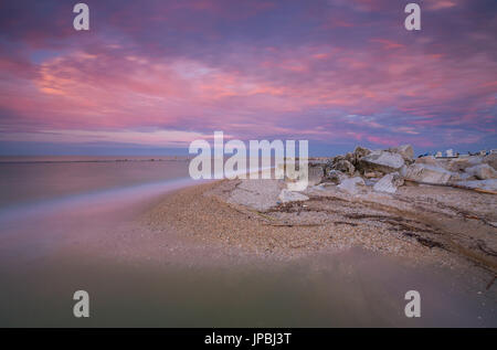 Rosa Himmel spiegelt sich im klaren Wasser bei Sonnenuntergang Porto Recanati Provinz von Macerata Conero Riviera Marche Italien Europa Stockfoto