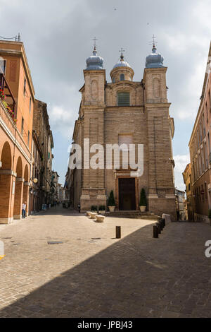 Blick auf die heilige Kirche San Filippo Neri und die historischen Gebäude des mittelalterlichen Stadtkerns Macerata Marche Italien Europa Stockfoto