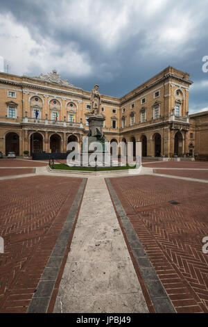 Ein Denkmal des Dichters Giacomo Leopardi in der Mitte das alte quadratische Recanati Provinz von Macerata Marche Italien Europa Stockfoto