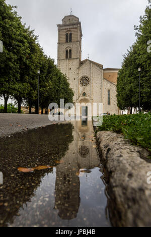 Blick auf die Fassade der Kathedrale von Fermo spiegelt sich in einer Pfütze Marche Italien Europa Stockfoto