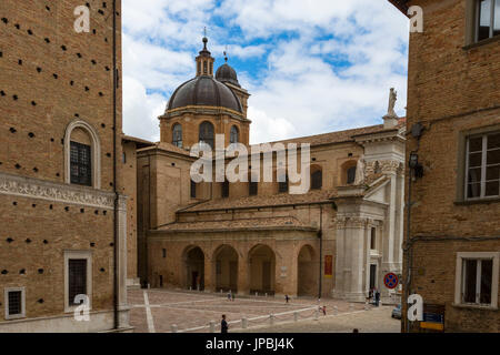 Blick auf den Arkaden des Palazzo Ducale neben dem Dom von Piazza Duca Federico Urbino Provinz von Pesaro Marche Italien Europa Stockfoto