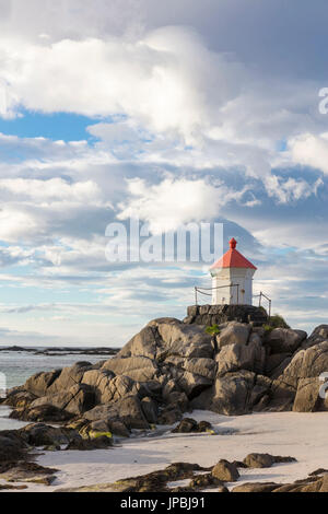 Midnight Sun leuchtet der Leuchtturm auf den Klippen umgeben von türkisblauem Meer Eggum Unstad Vestvagøy Lofoten Inseln Norwegen Europa Stockfoto