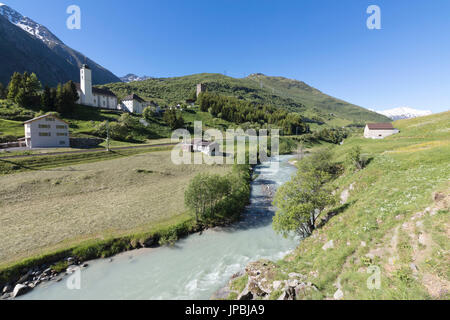 Die typischen alpinen Dorf Hospental umgeben von Creek und grünen Wiesen Andermatt Kanton Uri-Schweiz-Europa Stockfoto