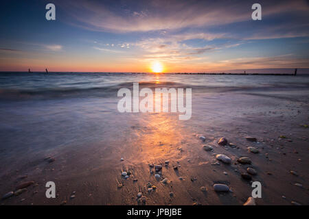 Das Licht der Morgendämmerung spiegeln sich auf dem sandigen Strand Porto Recanati Provinz von Macerata Conero Riviera Marche Italien Europa Stockfoto