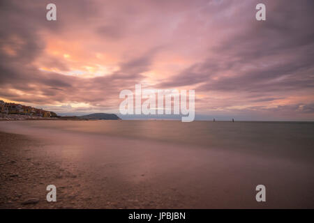 Wolken spiegeln sich im klaren Wasser bei Sonnenuntergang Porto Recanati Provinz von Macerata Conero Riviera Marche Italien Europa Stockfoto