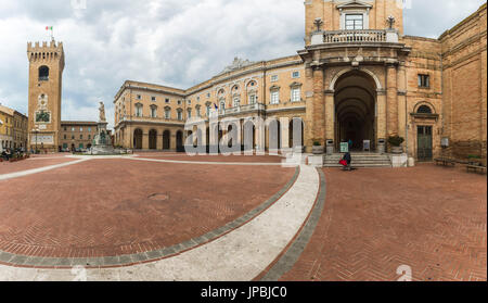 Blick auf den historischen Marktplatz und die Casa Leopardi in der Heimatstadt des Dichters Recanati Provinz von Macerata Marche Italien Europa Stockfoto