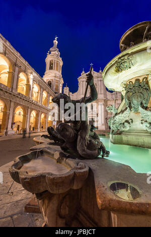 Nachtansicht der Basilika des Heiligen Hauses und Brunnen dekoriert mit Statuen Loreto Provinz von Ancona Marche Italien Europa Stockfoto