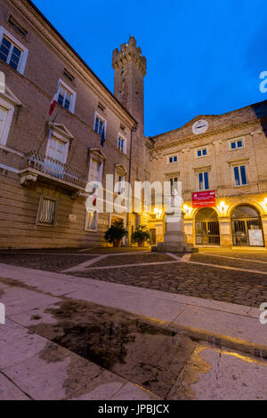 Historische Gebäude und typische Architektur der antiken Altstadt von Loreto Provinz von Ancona Marche Italien Europa Stockfoto