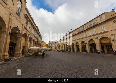 Blick auf die historischen Gebäude und die Arkaden der Piazza del Popolo Fermo Marche Italien Europa Stockfoto
