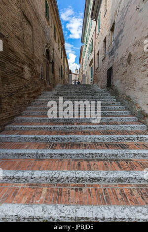 Ein typischer Flug von Schritten zwischen den Häusern der Altstadt von Corinaldo Provinz von Ancona Marche Italien Europa Stockfoto