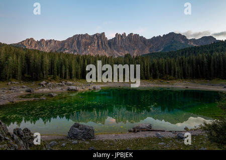 Latemar Gebirge und Wälder sind in Karersee in der Abenddämmerung Ega Valley Provinz Bozen Südtirol Italien Europas wider. Stockfoto