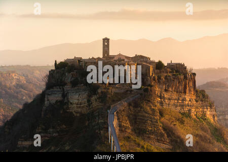 Civita' di Bagnoregio bei Dämmerung, Lazio District, Provinz Viterbo, Italien, Europa. Stockfoto