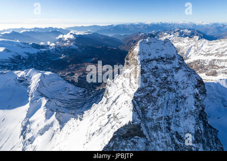 Luftaufnahme der schneebedeckten Gipfel des Matterhorns und Valtournenche Zermatt Kanton Wallis Schweiz Europa Stockfoto