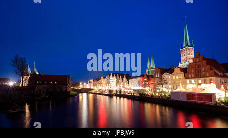 Nachtansicht des typischen Häusern und der Kathedrale spiegelt sich im Fluss Trave Lübeck Schleswig Holstein Deutschland Europa Stockfoto