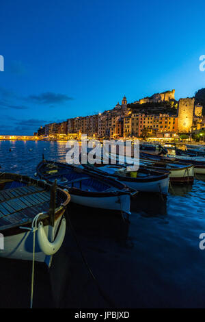 Blick auf Meer und Boote, die das bunte Dorf in der Dämmerung Portovenere der Provinz von La Spezia in Ligurien Italien Europa Stockfoto