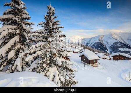 Sonnenuntergang Bilder der Berghütten und Wald mit Schnee bedeckt Bettmeralp Bezirk Raron Kanton Wallis Schweiz Europa Stockfoto