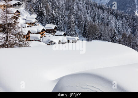 Die verschneiten Wälder umrahmen die alpinen Hütten Bettmeralp Bezirk Raron Kanton Wallis Schweiz Europa