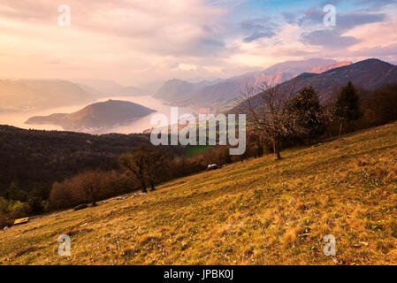 Sonnenuntergang über den Iseo See und Montisola, Brescia Provinz, Italien, Lombardei Bezirk, Europa. Stockfoto