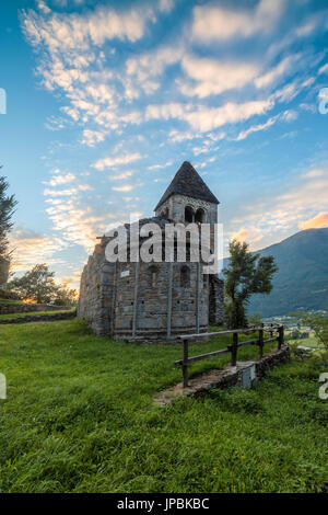 Rosa Wolken bei Sonnenuntergang auf der alten Abtei San Pietro in Bregalone Piagno Sondrio Provinz niedriger Valtellina Lombardei Italien Europa Stockfoto