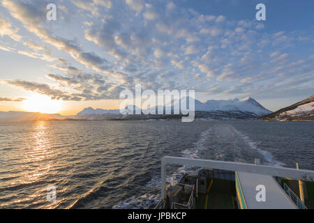 Fähre in den kalten See geht auf dem Weg nach Lyngseidet beleuchtet Sonnenuntergang Lyngen Fjord Lyngen Alpen Tromsø Norwegen Europa Stockfoto