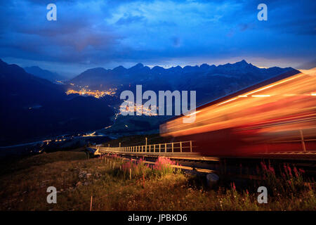 Standseilbahn auf den steilen Bergen, beleuchtet durch Dämmerung Muottas Muragl St. Moritz Engadin Kanton Graubünden Schweiz Europa Stockfoto